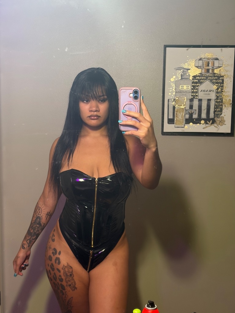 (Bellevue) Slim Thick Blasian Domme🥢🖤👑 Tell me your darkest fantasies 🖤 Foot/Peg Fetish Specialist 🦶 - Photo 1