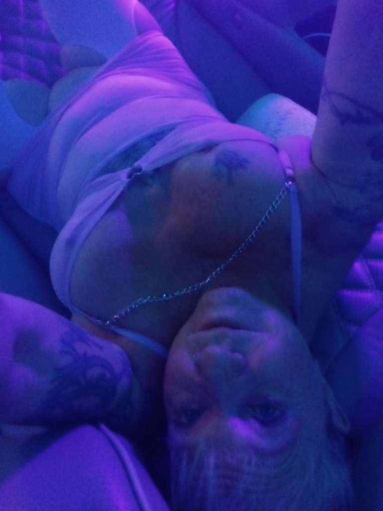 5'1" full of fun this 34Dd Cougar is ready to have some fun - ftlauderdale Women Seeking Men